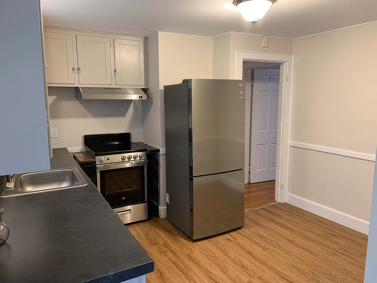 2 bed, 900 sqft, $2,700 — Photo 3