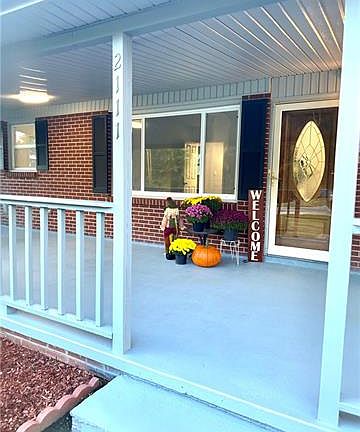 3rd image of 2111 Woodcrest Dr