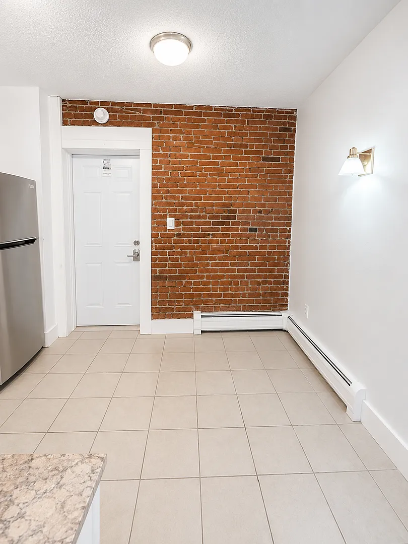 Updated 1-Bedroom | Walk-In Closet & Modern Finishes — Photo 3
