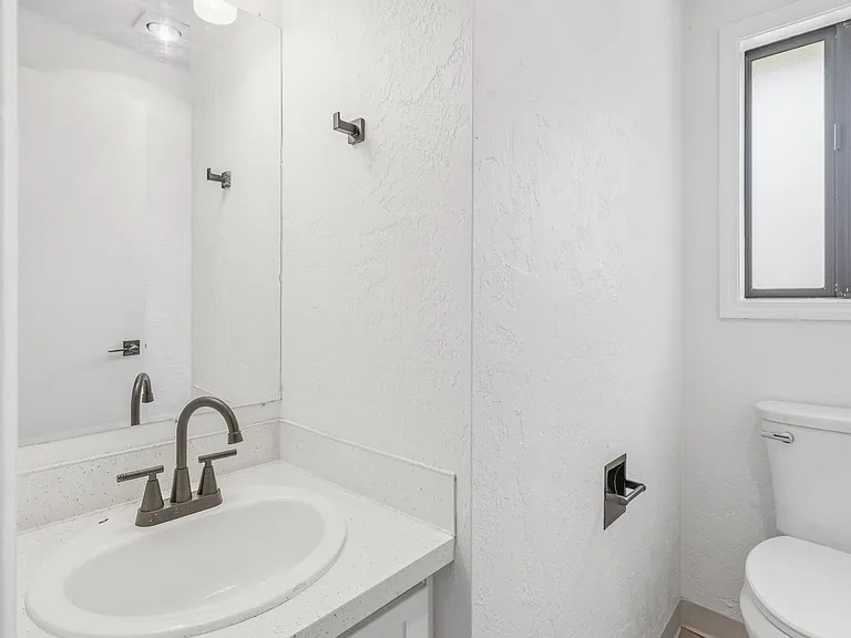 Hilltop Apartments — Photo 19