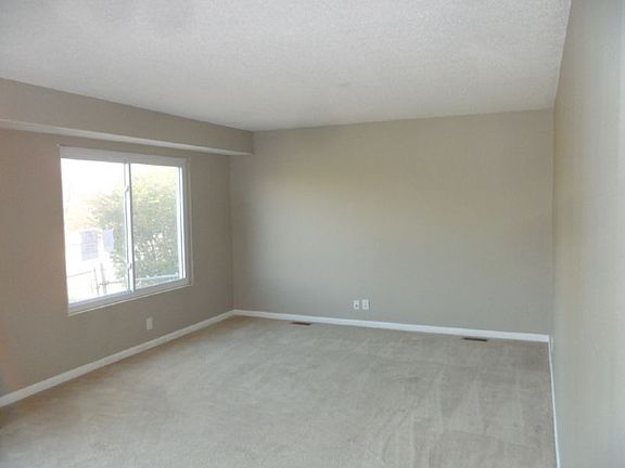 4th image of 325 Ash Dr