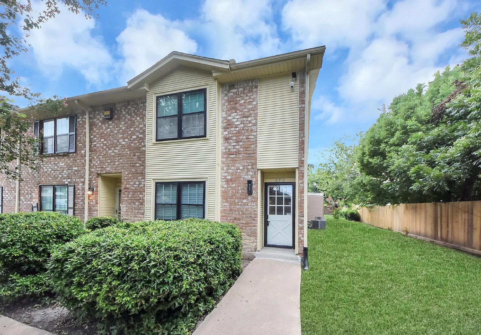 2 bed, 2.5 bath, 1600 sqft, $1,800 — Photo 1