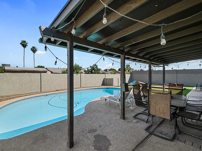 208 E Oxford Dr — Photo 3