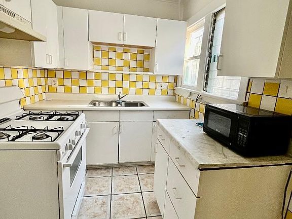 5th image of 3025 W 60th St