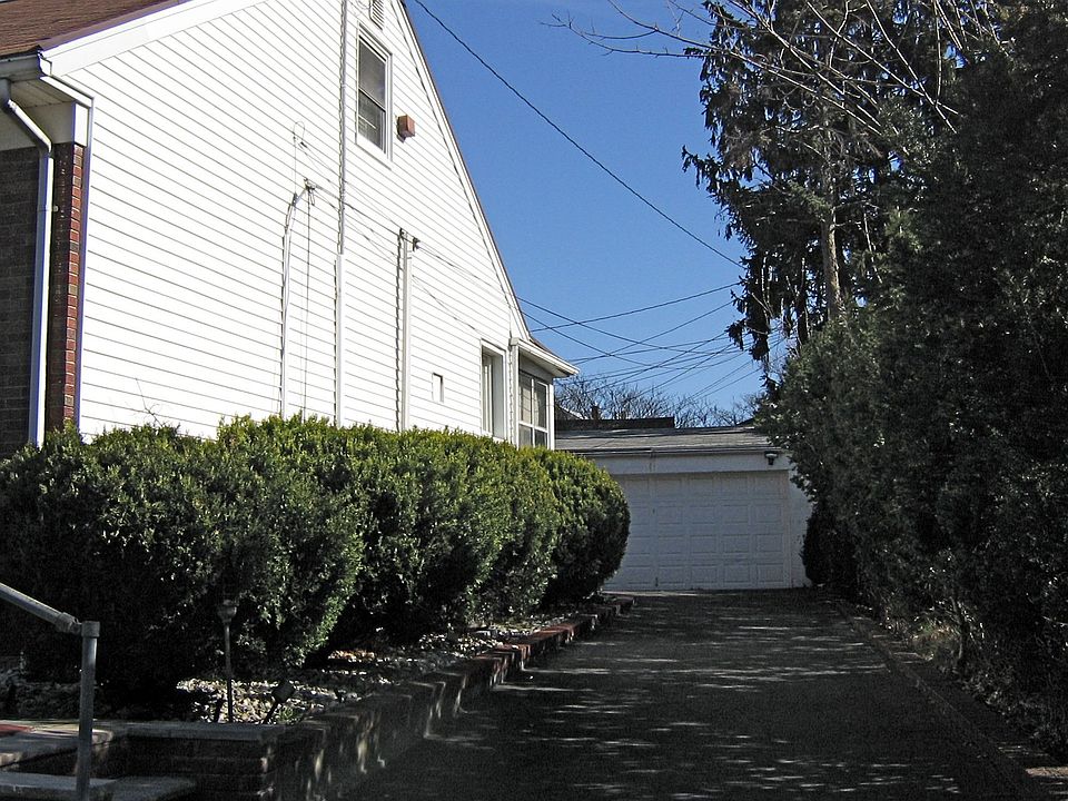 2nd image of 360 Tremont Ave
