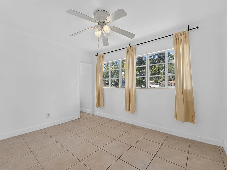 1005 E Flora St — Photo 12