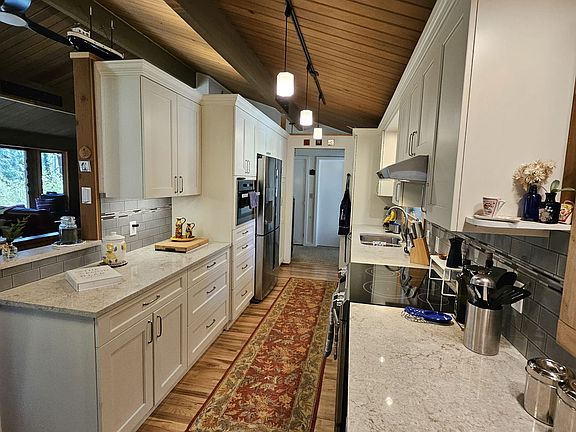 Nicely equipped kitchen