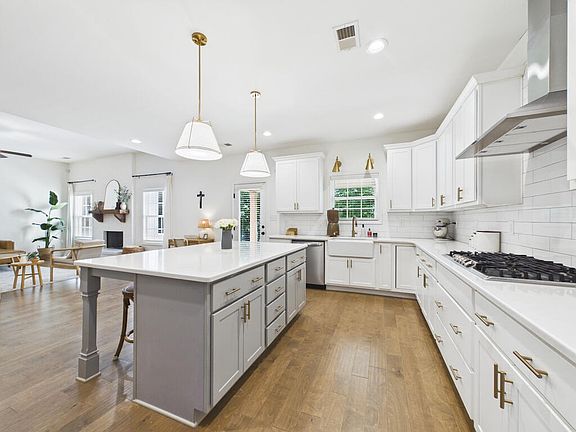 3rd image of 99 Oak Hill Ct