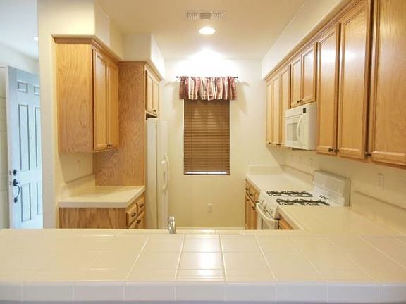 3rd image of 3946 Martis St