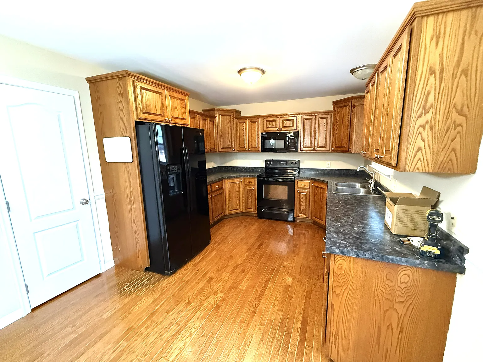 3 bed, 2036 sqft, $2,400 — Photo 2