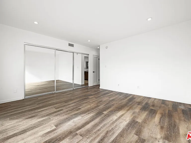 136 S Palm Dr #301 — Photo 21