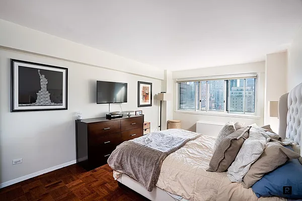 Sold by R New York | media 6