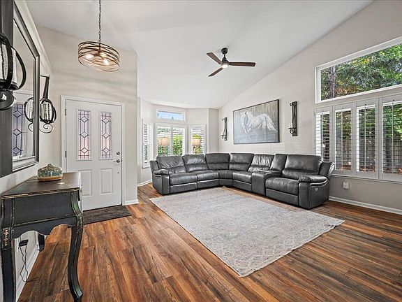 3rd image of 902 Calle Campana Ct