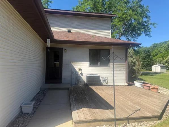 N6975 Rock Lake Rd APT 11, Lake Mills, WI 53551