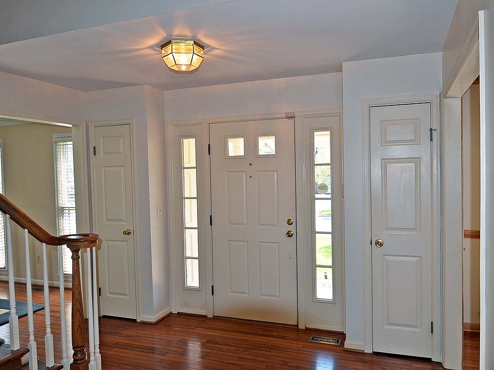Foyer w/Dual Coat Closets