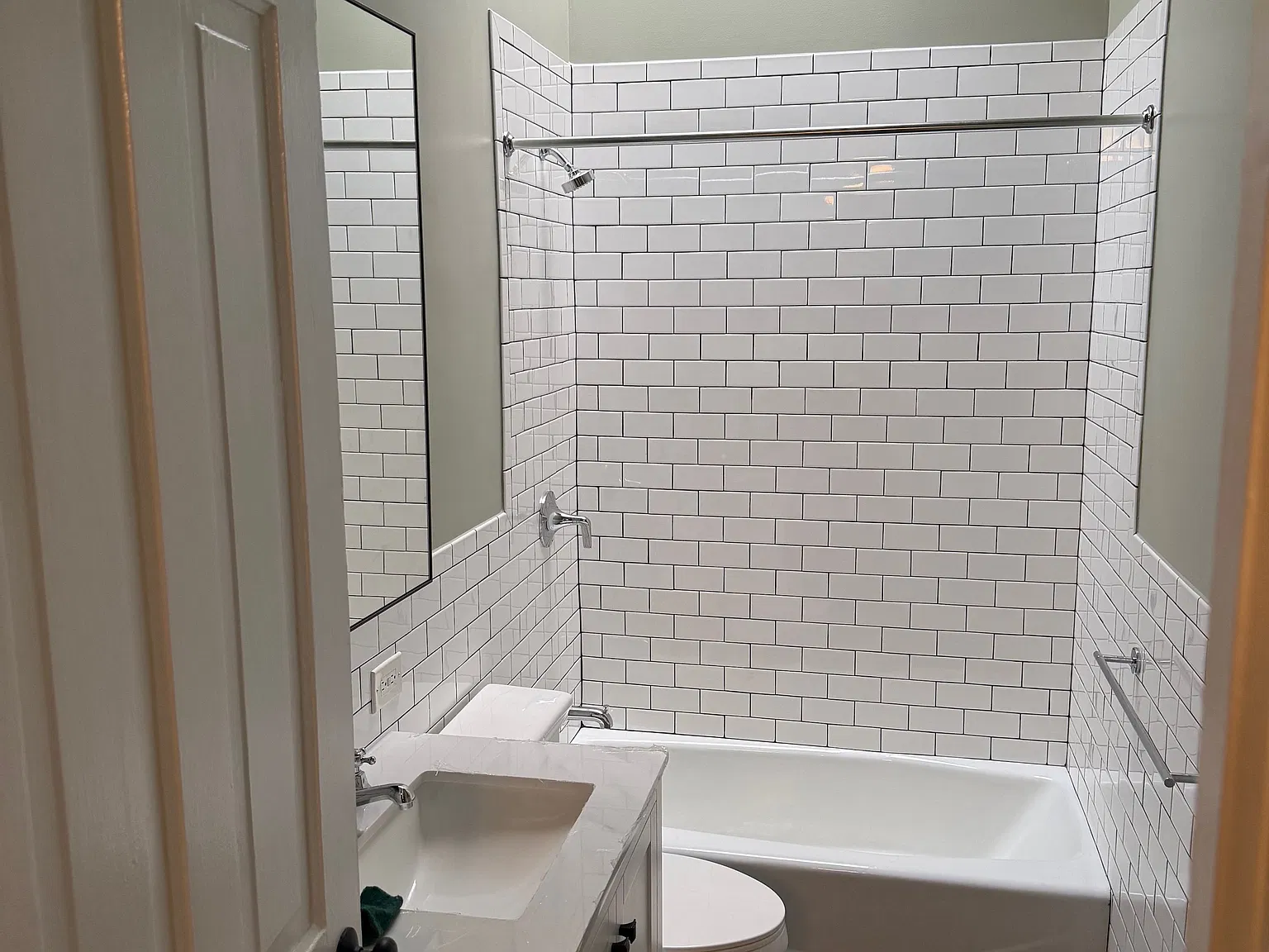 2 bed, 1010 sqft, $2,300 — Photo 4