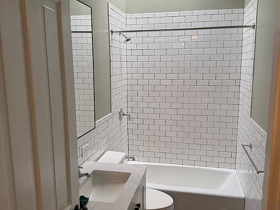 4th image of 423 1/2 Marion St Floor 2
