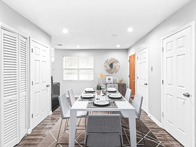 Georgian Oaks Apartments — Photo 3