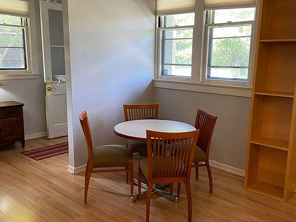 4th image of 39 Willowlawn St #1