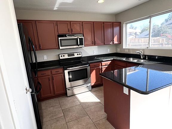 Kitchen W/ Granite Countertop