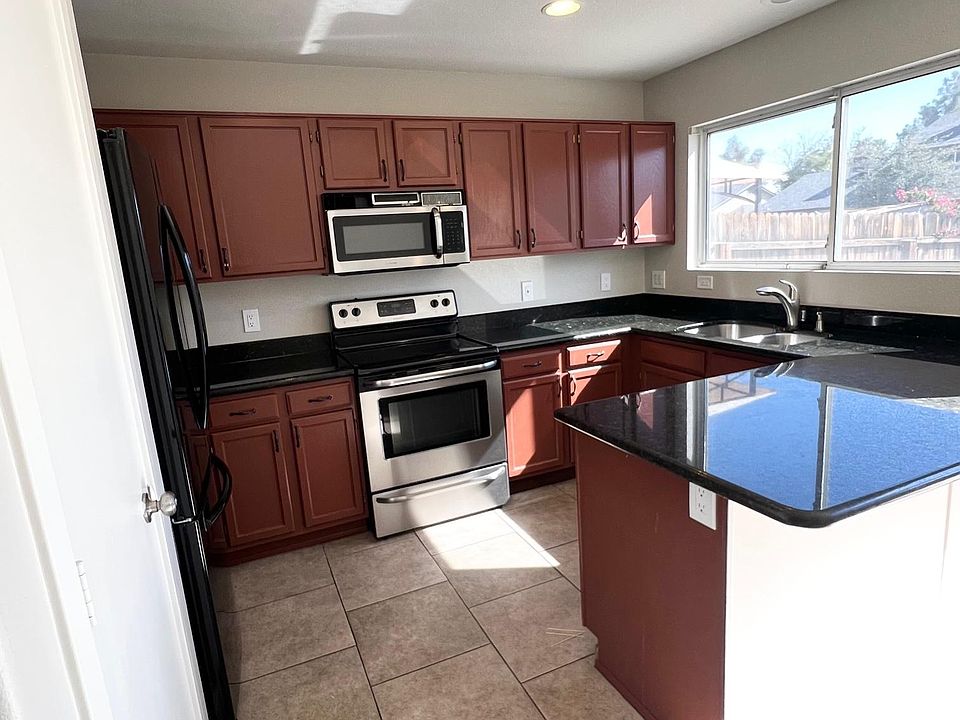 Kitchen W/ Granite Countertop
