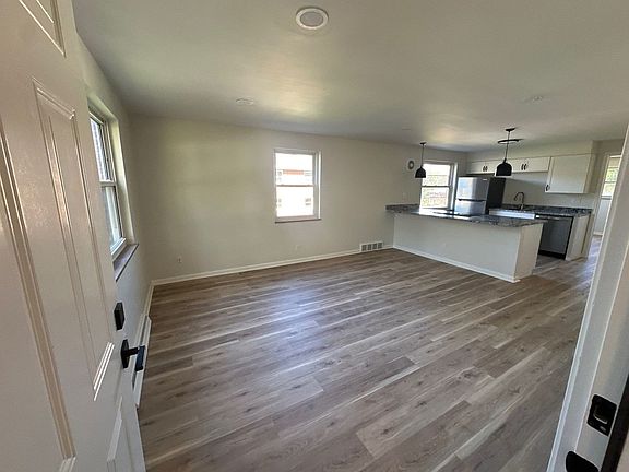 3rd image of 106 Cowan Dr APT 1