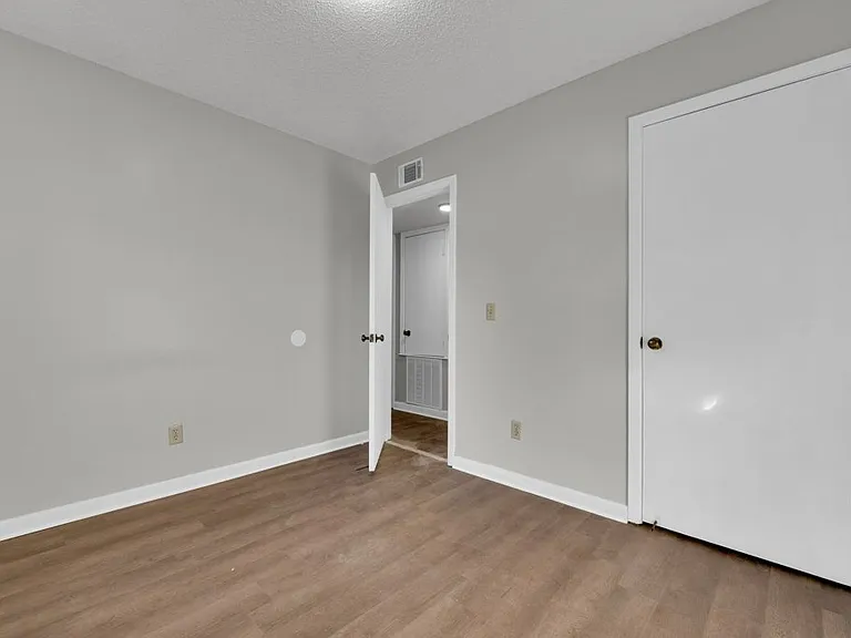 912 E Broad St — Photo 11
