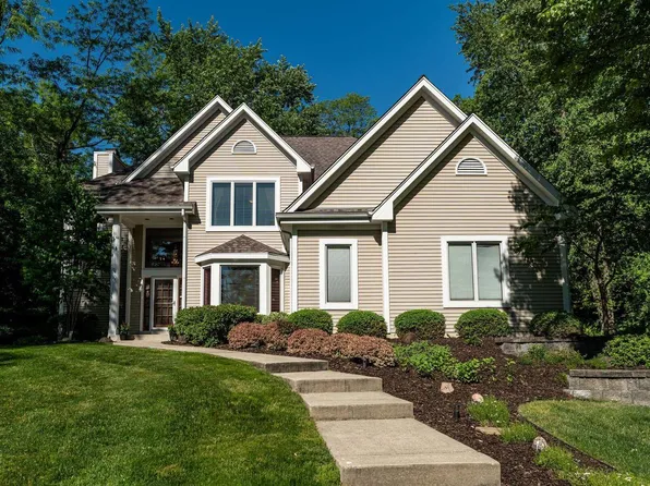 W305N2373 Maple AVENUE, Pewaukee, WI 53072