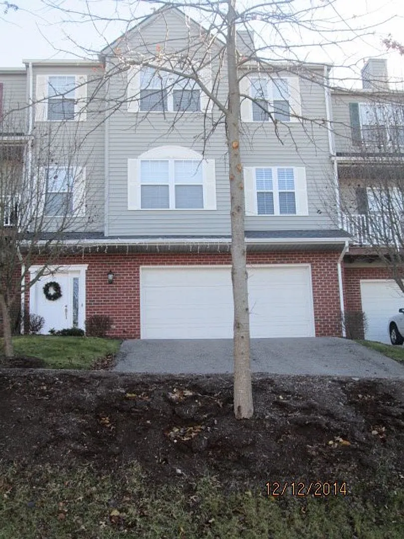3 Bedroom 2 Half Bath Townhouse with 2 Car Garage — Photo 1