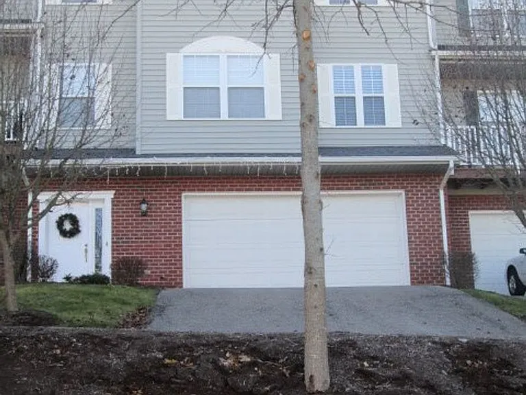 570 Oak Tree NW — Photo 1