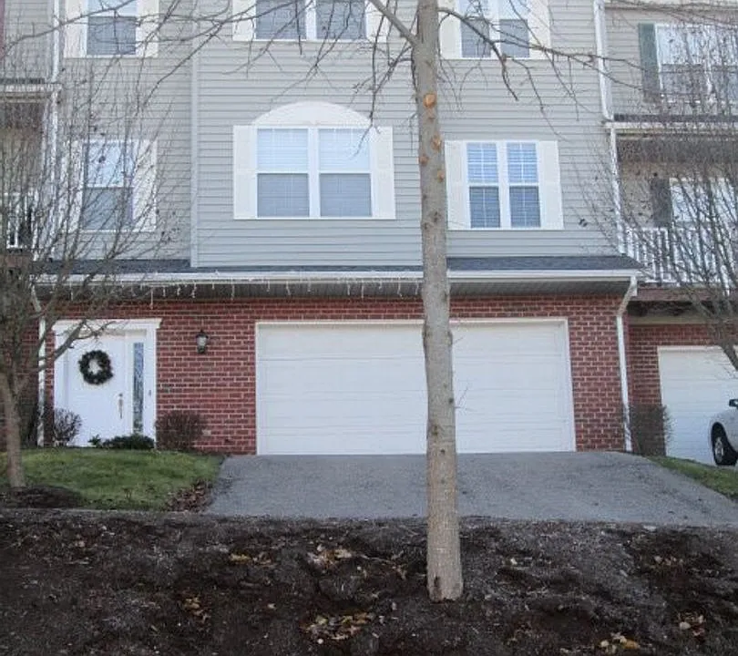 570 Oak Tree NW
