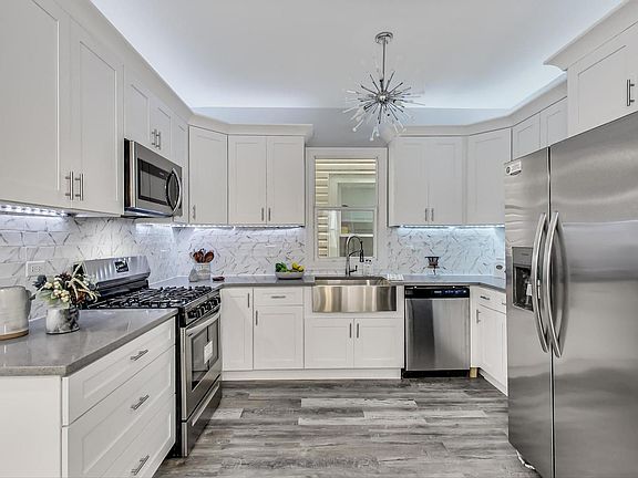 5th image of 939 N Lockwood Ave