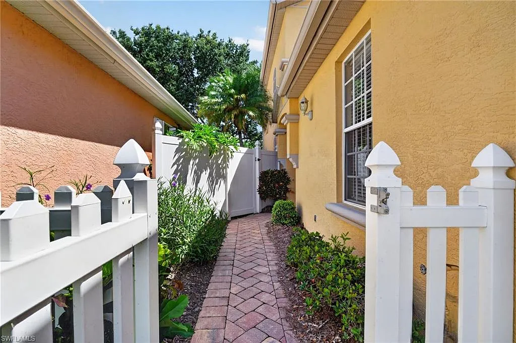 3 bed, 3.0 bath, 1760 sqft, $4,100 — Photo 3