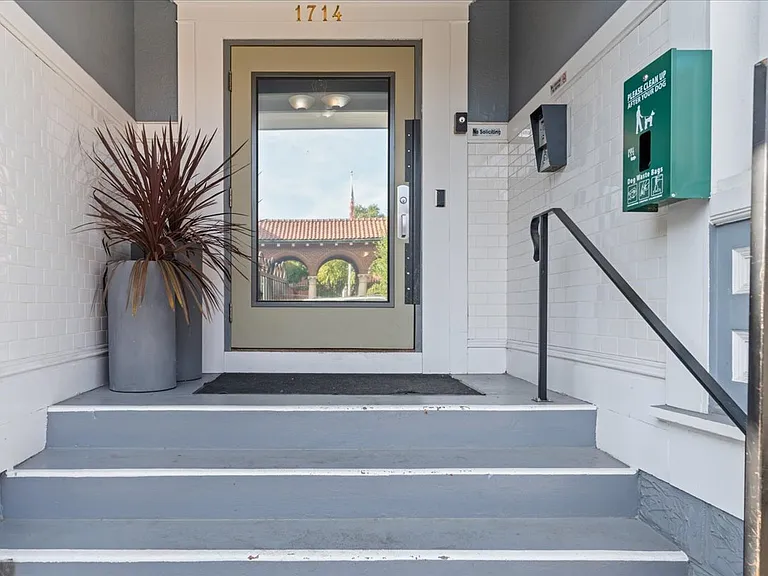 1714 NW Couch St #20 — Photo 1