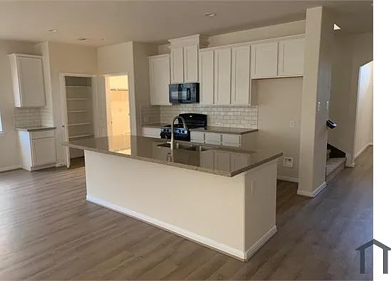 6 bed, 2806 sqft, $4,000 — Photo 4