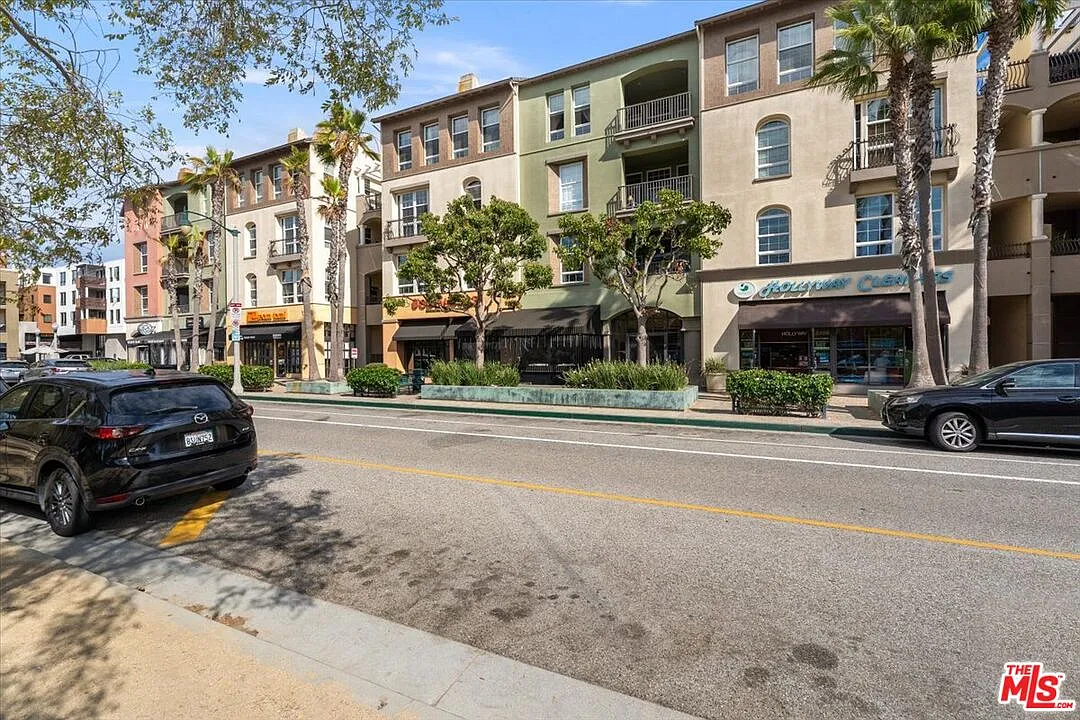2 bed, 2.0 bath, 1300 sqft, $6,500 — Photo 4
