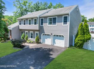 8 Rose Ln, Old Bridge, NJ 08857