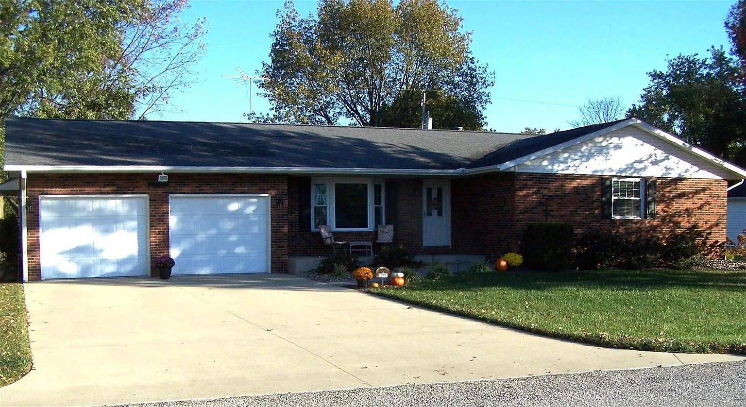 399 W Logan St photo 1
