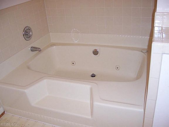 4th image of 803 Bacon Ct