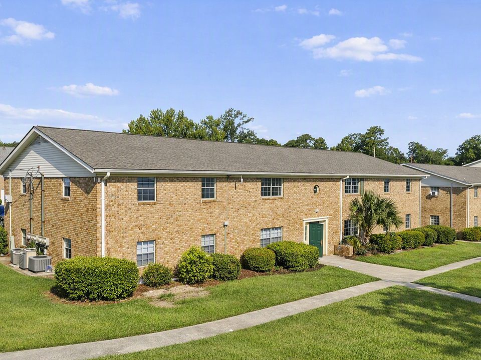 Elevate your living at Courtyards Apartments, where spacious layouts meet lush green spaces. Enjoy a serene environment just steps from your door. Schedule a viewing today to see your future home in person!