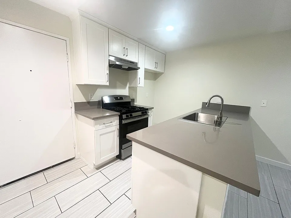 800 Glenoaks Apartments