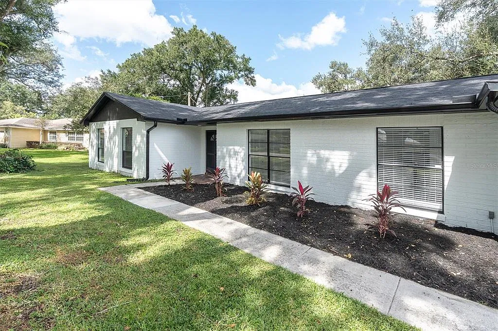 4 bed, 2.0 bath, 1994 sqft, $3,200 — Photo 2
