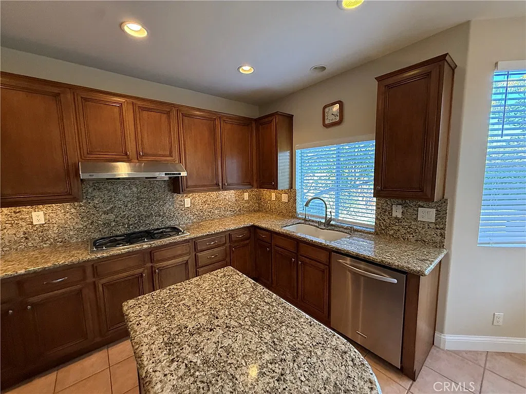 5 bed, 2364 sqft, $6,200 — Photo 4