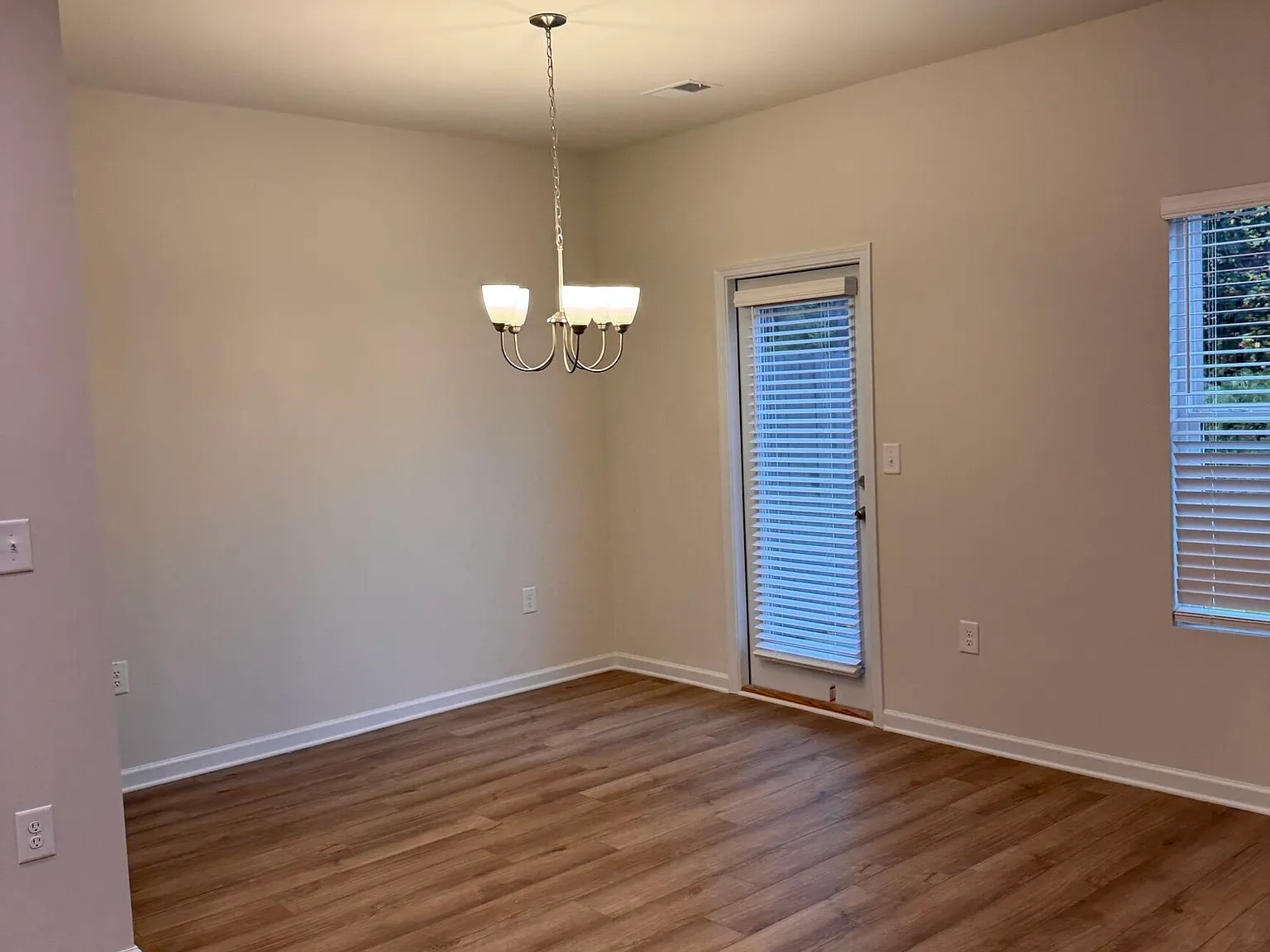 3 bed, 2.5 bath, 1735 sqft, $2,100 — Photo 3
