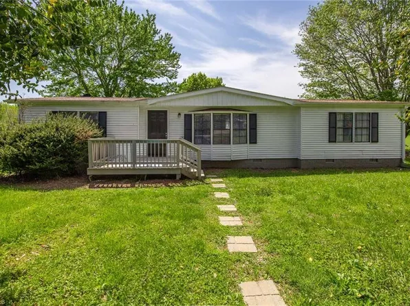 122 Clebourne Ln, Reidsville, NC 27320