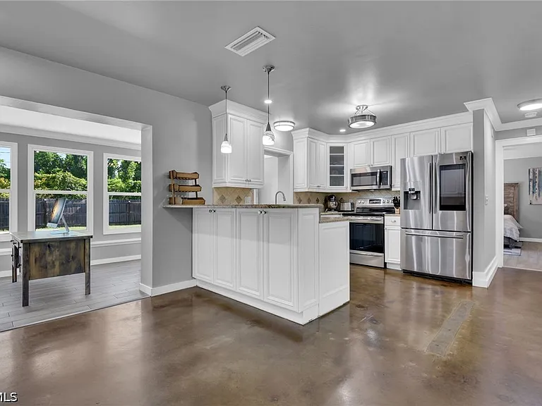 2413 Dover Ave — Photo 5