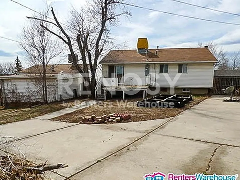 327 Leona Dr — Photo 5