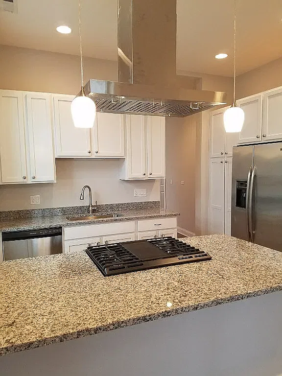 3 bed, 1050 sqft, $3,525 — Photo 2