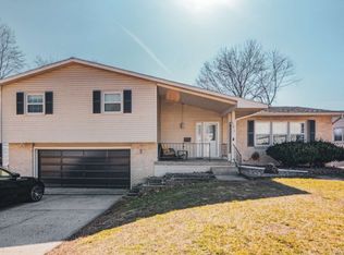 543 Shadow Ln, Decatur, IL 62526