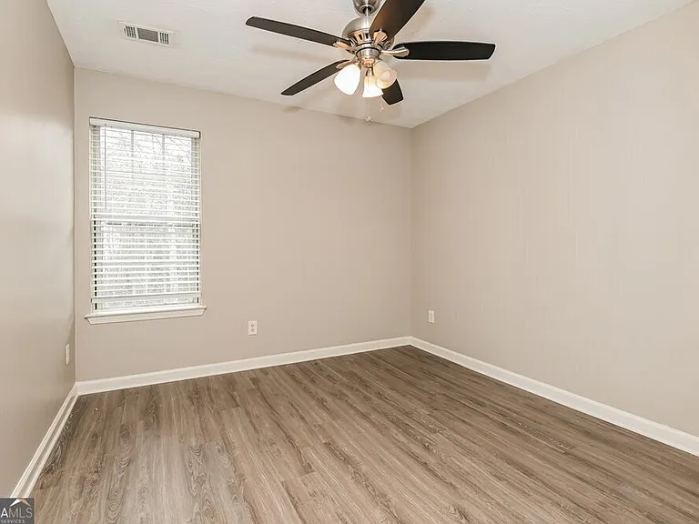425 Village Bluff Dr — Photo 14